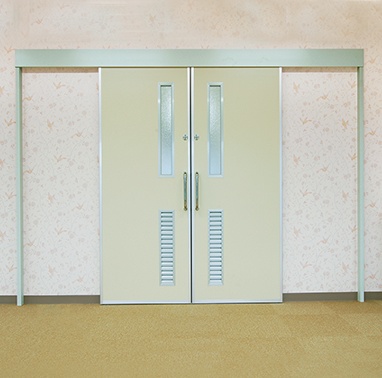 ソシアパーティション｜ドア：アルミ製のドア枠とドアパネルがセットに 